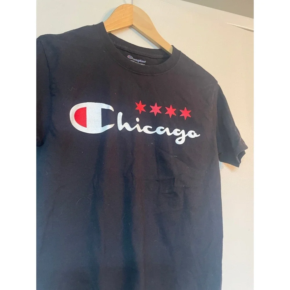 Champion Chicago t-shirt.  Size Small‎